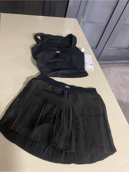 ALO Yoga Dresses & Skirts - ALO Yoga Black Pleated Midi Skirt